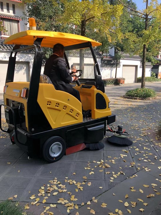 扫地机扫落叶